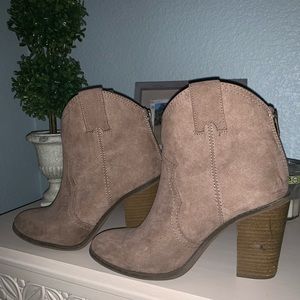 Tan/light brown suede booties!